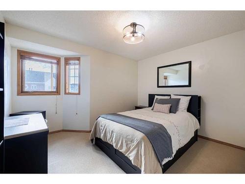 7 Richelieu Court Sw, Calgary, AB - Indoor Photo Showing Bedroom