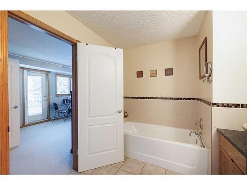 7 Richelieu Court Sw, Calgary, AB - Indoor Photo Showing Bathroom