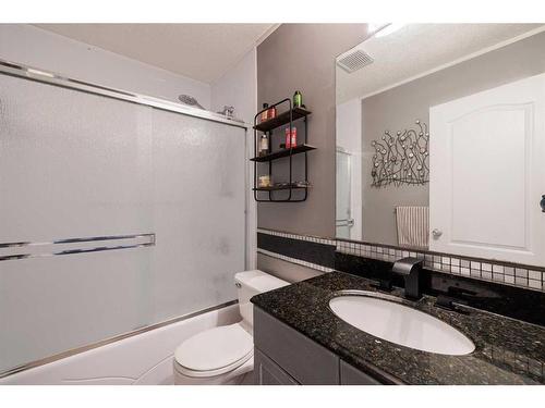 7 Richelieu Court Sw, Calgary, AB - Indoor Photo Showing Bathroom