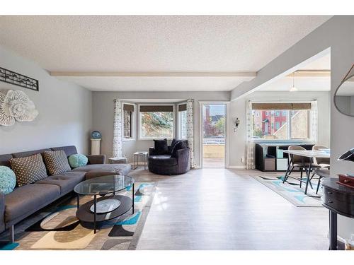 7 Richelieu Court Sw, Calgary, AB - Indoor Photo Showing Living Room