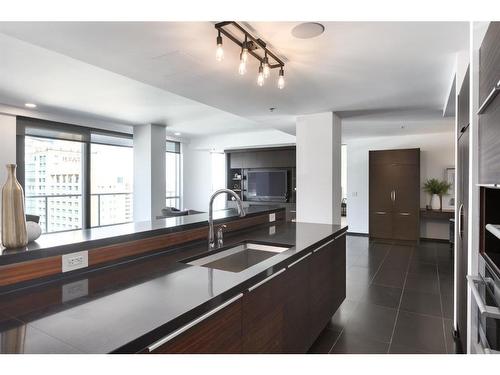 1802-108 9 Avenue Sw, Calgary, AB - Indoor Photo Showing Kitchen