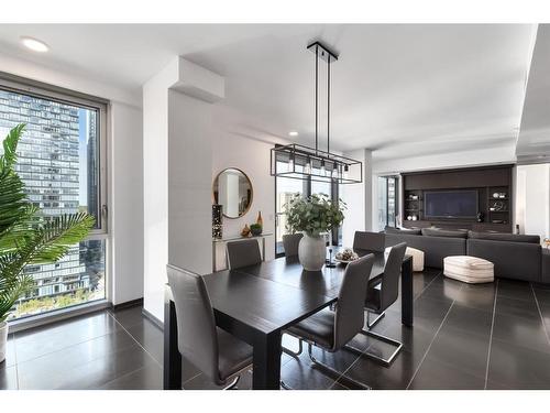 1802-108 9 Avenue Sw, Calgary, AB - Indoor Photo Showing Dining Room