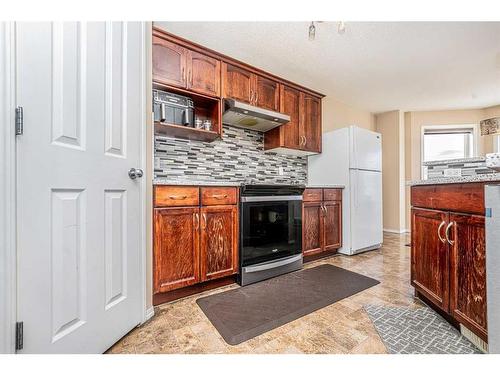 57 Saddlecrest Park Ne, Calgary, AB - Indoor Photo Showing Kitchen