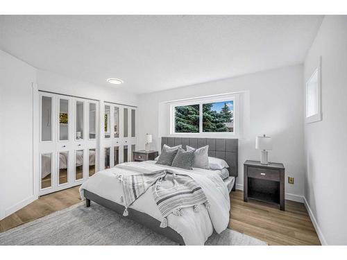 103 Hawkhill Place Nw, Calgary, AB - Indoor Photo Showing Bedroom