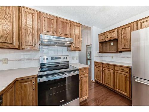 513 Hawkstone Drive Nw, Calgary, AB - Indoor Photo Showing Kitchen