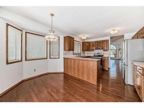 513 Hawkstone Drive Nw, Calgary, AB - Indoor Photo Showing Kitchen