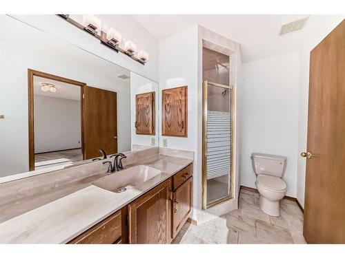 513 Hawkstone Drive Nw, Calgary, AB - Indoor Photo Showing Bathroom