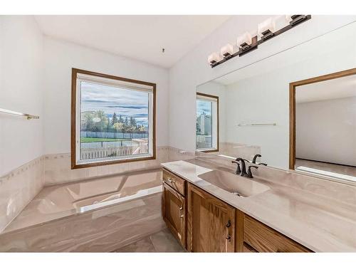 513 Hawkstone Drive Nw, Calgary, AB - Indoor Photo Showing Bathroom