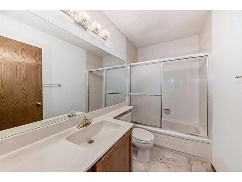 513 Hawkstone Drive Nw, Calgary, AB - Indoor Photo Showing Bathroom