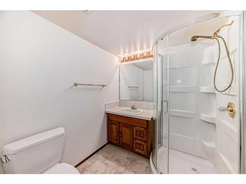 513 Hawkstone Drive Nw, Calgary, AB - Indoor Photo Showing Bathroom