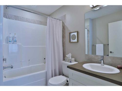 428 Nolan Hill Boulevard Nw, Calgary, AB - Indoor Photo Showing Bathroom