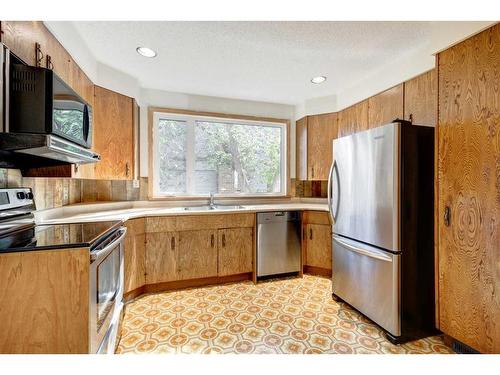 5848 Lodge Crescent Sw, Calgary, AB - Indoor Photo Showing Kitchen