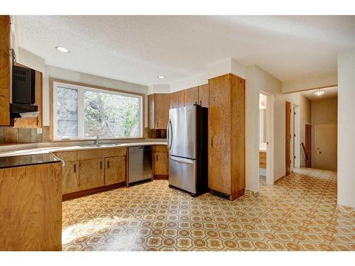 5848 Lodge Crescent Sw, Calgary, AB - Indoor Photo Showing Kitchen