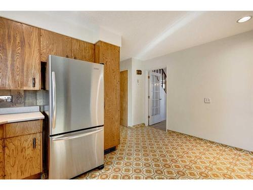 5848 Lodge Crescent Sw, Calgary, AB - Indoor Photo Showing Kitchen