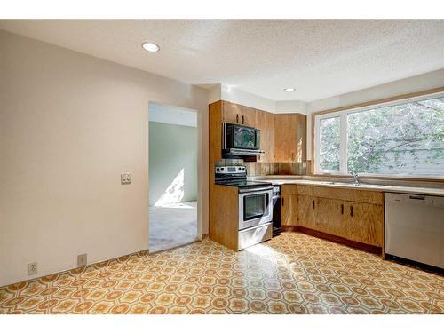 5848 Lodge Crescent Sw, Calgary, AB - Indoor Photo Showing Kitchen