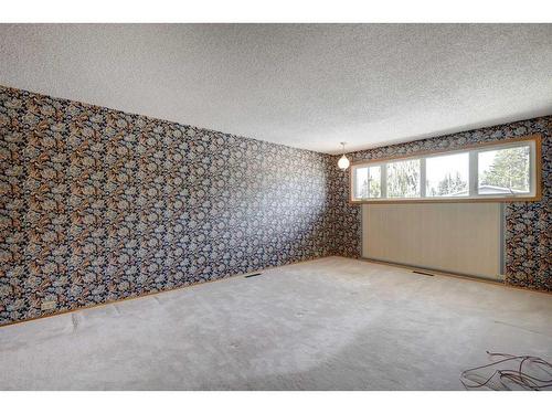 5848 Lodge Crescent Sw, Calgary, AB - Indoor Photo Showing Other Room