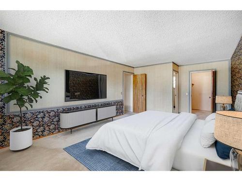 5848 Lodge Crescent Sw, Calgary, AB - Indoor Photo Showing Bedroom