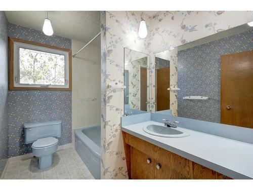 5848 Lodge Crescent Sw, Calgary, AB - Indoor Photo Showing Bathroom