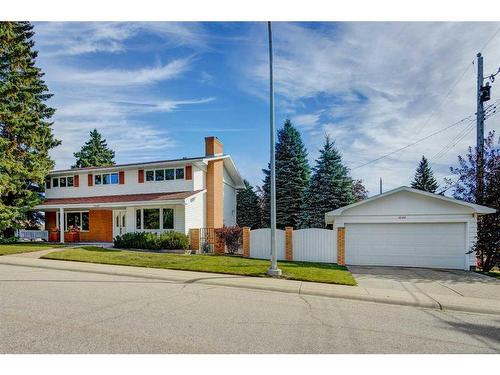 5848 Lodge Crescent Sw, Calgary, AB - Outdoor With Facade