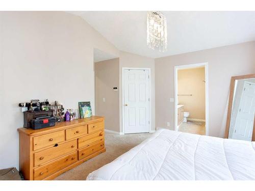 184 Hidden Creek Gardens Nw, Calgary, AB - Indoor Photo Showing Bedroom