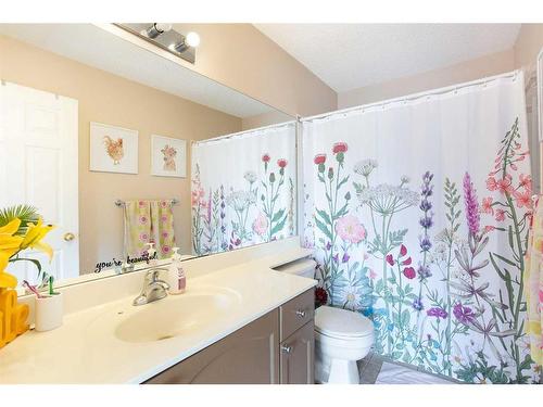 184 Hidden Creek Gardens Nw, Calgary, AB - Indoor Photo Showing Bathroom