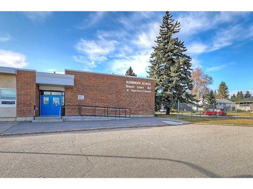 2B-3550 45 Street Sw, Calgary, AB - Outdoor