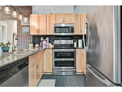 2112-5605 Henwood Street Sw, Calgary, AB - Indoor Photo Showing Kitchen With Stainless Steel Kitchen With Double Sink