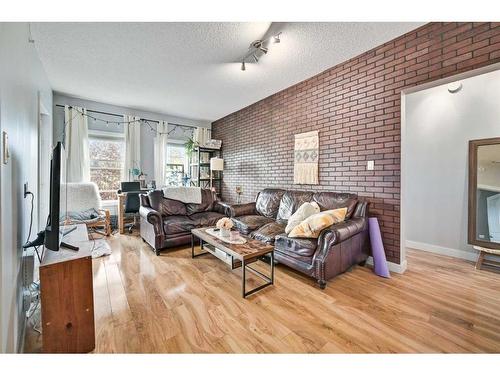 2112-5605 Henwood Street Sw, Calgary, AB - Indoor Photo Showing Living Room