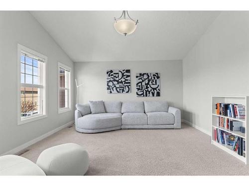 305 Evanspark Gardens Nw, Calgary, AB - Indoor Photo Showing Living Room