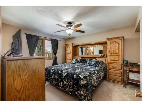 5724 58 Avenue, Olds, AB - Indoor Photo Showing Bedroom