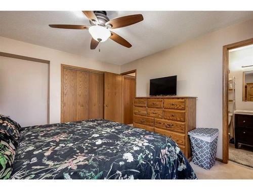 5724 58 Avenue, Olds, AB - Indoor Photo Showing Bedroom