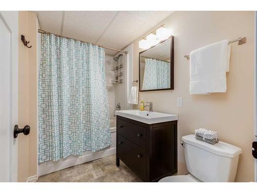 5724 58 Avenue, Olds, AB - Indoor Photo Showing Bathroom