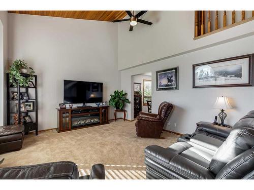 5724 58 Avenue, Olds, AB - Indoor Photo Showing Living Room