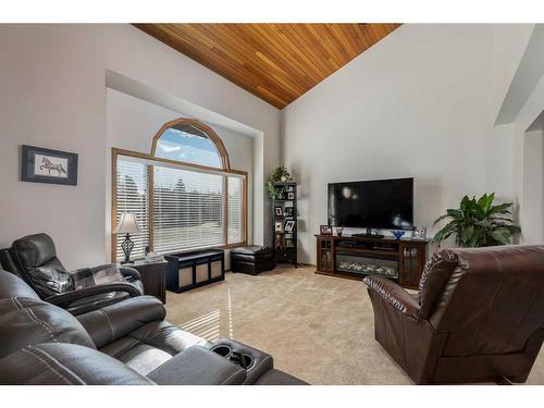 5724 58 Avenue, Olds, AB - Indoor Photo Showing Living Room