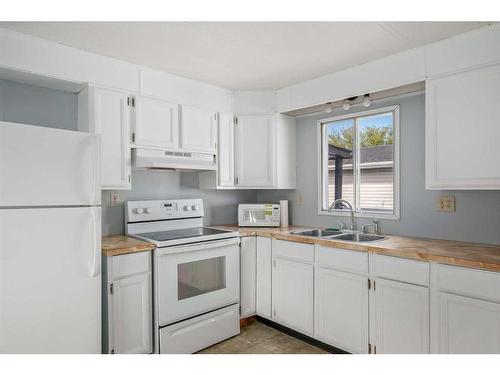 826 Brentwood Crescent, Strathmore, AB - Indoor Photo Showing Kitchen With Double Sink