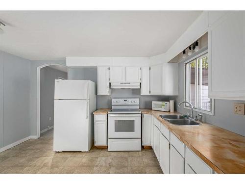 826 Brentwood Crescent, Strathmore, AB - Indoor Photo Showing Kitchen With Double Sink