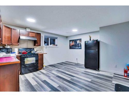 11 Saddlebrook Way Ne, Calgary, AB - Indoor Photo Showing Kitchen