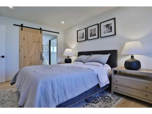 387 96 Avenue Se, Calgary, AB - Indoor Photo Showing Bedroom