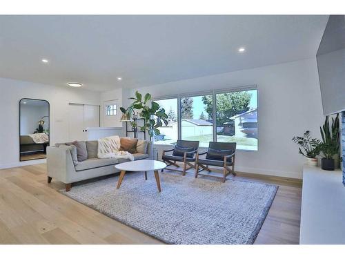 387 96 Avenue Se, Calgary, AB - Indoor Photo Showing Living Room