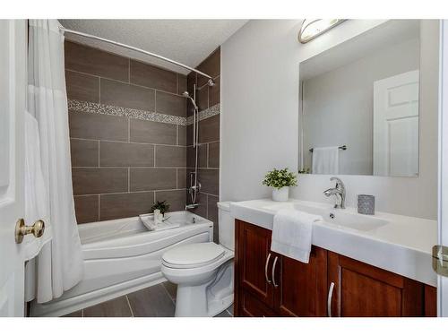 241 Scotia Point Nw, Calgary, AB - Indoor Photo Showing Bathroom