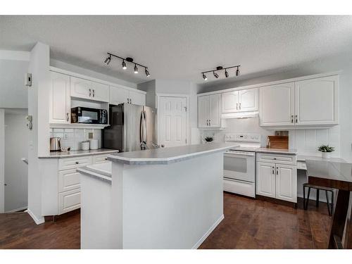 241 Scotia Point Nw, Calgary, AB - Indoor Photo Showing Kitchen