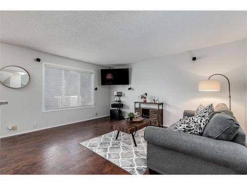 241 Scotia Point Nw, Calgary, AB - Indoor Photo Showing Living Room