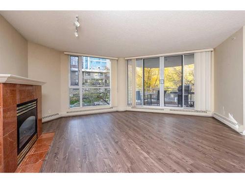 206-804 3 Avenue Sw, Calgary, AB - Indoor Photo Showing Living Room With Fireplace