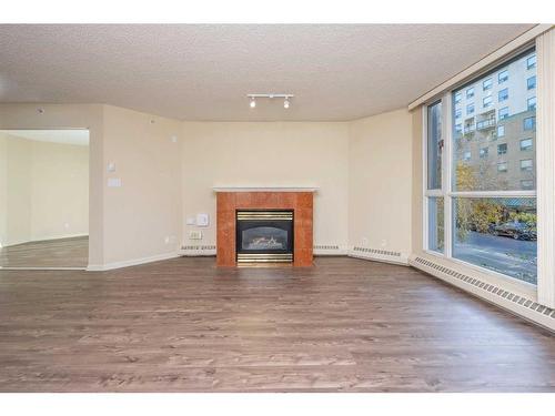 206-804 3 Avenue Sw, Calgary, AB - Indoor Photo Showing Living Room With Fireplace