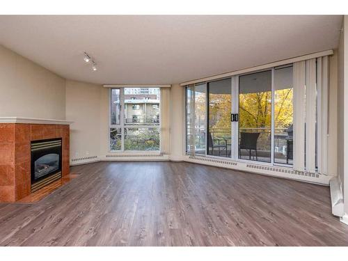 206-804 3 Avenue Sw, Calgary, AB - Indoor Photo Showing Living Room With Fireplace