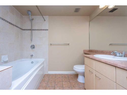 206-804 3 Avenue Sw, Calgary, AB - Indoor Photo Showing Bathroom