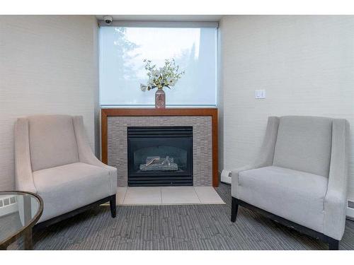 206-804 3 Avenue Sw, Calgary, AB - Indoor Photo Showing Living Room With Fireplace