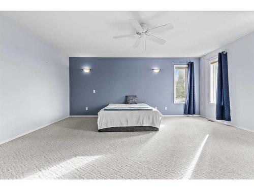 752 Stonehaven Drive, Carstairs, AB - Indoor Photo Showing Bedroom