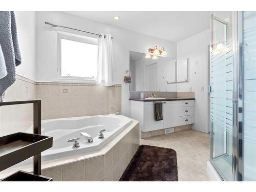 752 Stonehaven Drive, Carstairs, AB - Indoor Photo Showing Bathroom