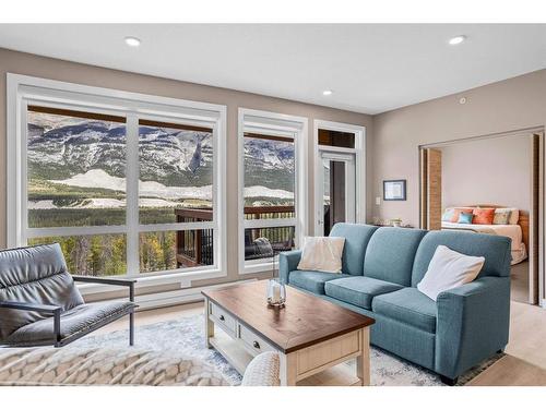 310-106 Stewart Creek Rise, Canmore, AB - Indoor Photo Showing Living Room